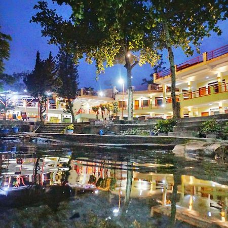 Pandu Lakeside Hotel Parapat Εξωτερικό φωτογραφία